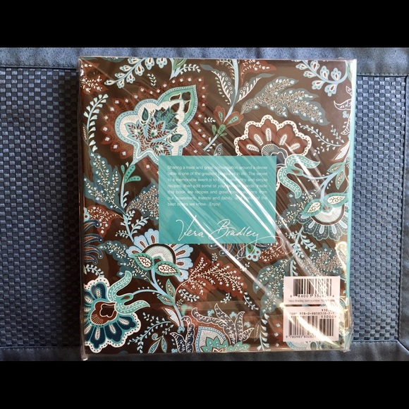 Vera Bradley Cooking with Friends Cookbook New - Picture 3 of 4